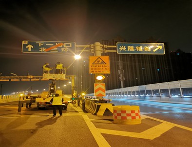 遵义郑州市北三环彩虹桥交通标志牌安装现场